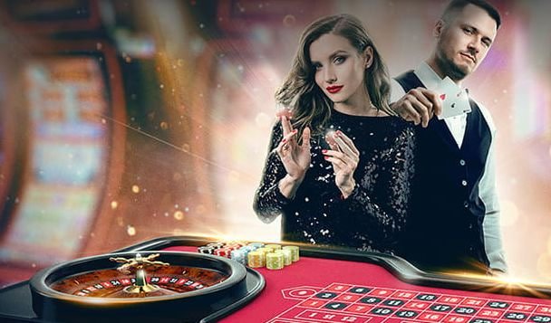 Pengguna mobile membaca instruksi pembayaran aman