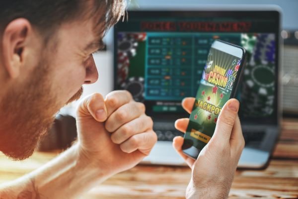 Pengguna mobile menjaga privasi akun pribadi